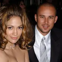 Jennifer Lopez pamer kemesraan dengan Criss Judd dalam sebuah acara perpisahan di ajang American Idol Season 15