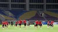 Pemain Timnas Indonesia U-23 menggelar latihan di Stadion Manahan, Solo, Jumat (8/9/2023) malam WIB, jelang duel&nbsp;melawan Chinese Taipei U-23 pada lanjutan Grup K Kualifikasi Piala Asia U-23 2024. Pada latihan tersebut, Tim Garuda Muda tak didampingi pelatih Shin Tae-yong. (Bola.com/Radifa Arsa)