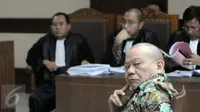 Ekspresi terdakwa La Nyalla Mattaliti ketika sidang perdana di Pengadilan Tipikor Jakarta, Senin (5/9). La Nyalla ditetapkan sebagai tersangka atas dugaan korupsi dan pencucian uang atas dana hibah Kadin Jatim 2011-2014. (Liputan6.com/Helmi Afandi)