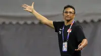 Pelatih Singapura U-22, Fandi Ahmad, memberikan instruksi saat melawan Timnas Indonesia U-22 pada laga SEA Games 2019 di Stadion Rizal Memorial, Manila, Kamis (28/11). Indonesia menang 2-0 atas Singapura. (Bola.com/M Iqbal Ichsan)