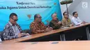 Utusan Khusus Presiden RI untuk Dialog dan Kerja sama antar Agama dan Peradaban, Din Syamsuddin (tengah) bersama perwakilan pemuka agama yang ada di Indonesia saat memberikan pernyataan di Jakarta, Selasa (10/7). (Liputan6.com/Helmi Fithriansyah)