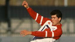 Zinedine Zidane memulai karier profesional dengan bergabung bersama klub Cannes pada periode 1988-1992. (Istimewa)