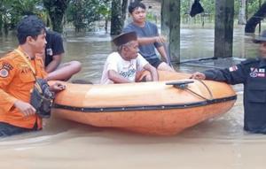 Penanganan warga terdampak banjir di Cinangka, Kabupaten Serang, Kamis (18/12/2025). (Antara)