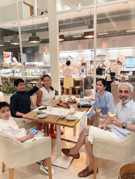 Bunga Zainal menghabiskan waktu bersama keluarga. Tak hanya menikmati makan malam di rumah, mereka menghabiskan di luar rumah. (Foto: Instagram/@bungazainal05)