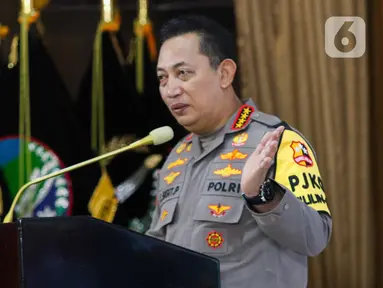 Kapolri Jenderal Pol Listyo Sigit Prabowo memaparkan capaian kinerja saat rilis akhir tahun Polri di Mabes Polri, Jakarta, Rabu (27/12/2023). Dalam rilis akhir tahun tersebut Polri mengungkap berbagai kejahatan pada tahun 2023, di antaranya menangkap 1.361 tersangka kejahatan tindak pidana perdagangan orang (TPPO) atau meningkat 691 persen dibandingkan 2022. (Liputan6.com/Herman Zakharia)