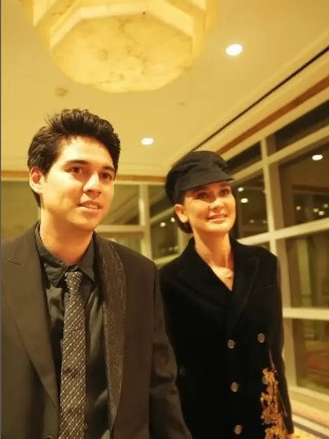 9 Potret Gaya Couple Serba Hitam Luna Maya dan Maxime Bouttier di Tatler Ball 2025, Stylish dan Elegan