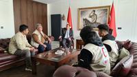 Duta Besar Indonesia dia Ankara, Lalu Muhammad Iqbal menerima kunjungan relawan kemanusiaan Bulan Sabit Merah (BSMI) di Kantor KBRI di Ankara, Jalan Sukarno, Kamis 2 Februari 2023. (Foto:Liputan6/Andry Haryanto)