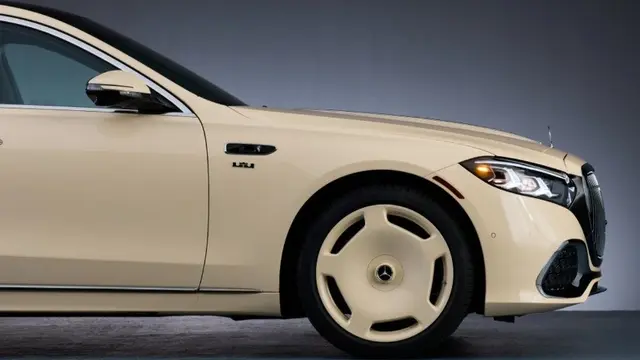 Profil Samping Mercedes-Maybach S 680 dengan Pelek Senada Light Ivory
