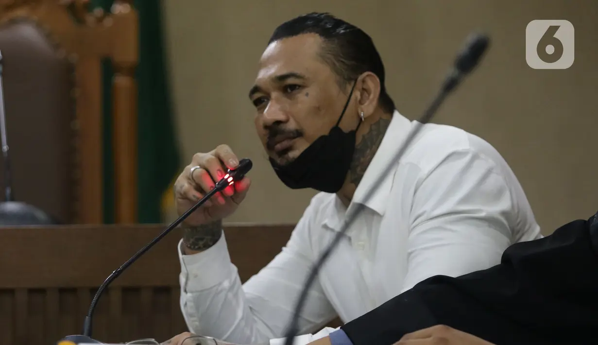 Musisi I Gede Ari Aryastina alias Jerinx saat menjalani sidang lanjutan kasus dugaan pengancaman terhadap Adam Deni di Pengadilan Negeri Jakarta Pusat, Rabu (9/2/2022). Sidang beragendakan keterangan saksi yang meringankan terdakwa, salah satunya dr Tirta. (Liputan6.com/Helmi Fithriansyah)