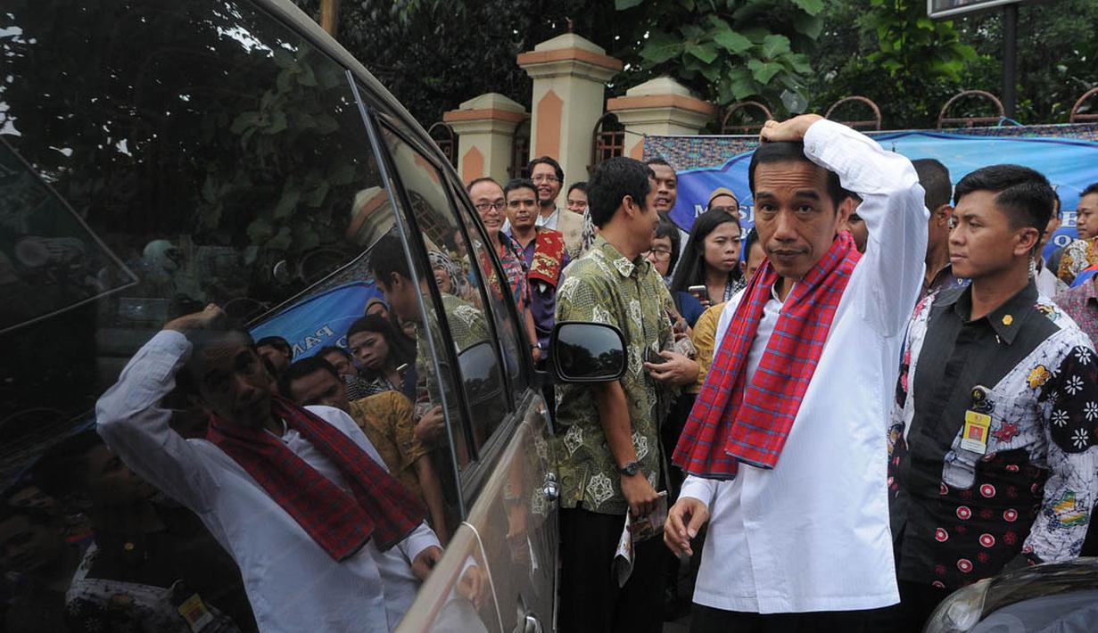 Jokowi tampak mengenakan kemeja putih dan celana berwarna hitam serta sarung yang dikalungkan dilehernya, Jakarta, Jumat (3/10/14). (Liputan6.com/Herman Zakharia)
