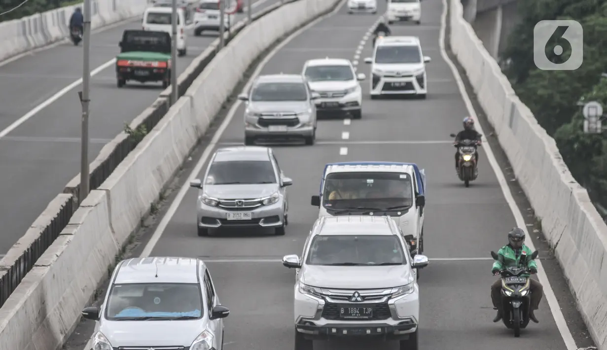 Pengendara sepeda motor melaju di jalan layang non tol (JLNT) Casablanca, Kuningan, Jakarta Selatan, Senin (9/1/2023). Menurut Dirlantas Polda Metro Jaya Kombes Latif Usman, tilang manual akan diberlakukan hanya untuk sejumlah pelangaran lalu lintas yang sulit tertangkap kamera tilang elektronik. (merdeka.com/Iqbal S Nugroho)