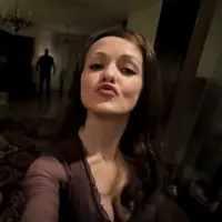 Doyan selfie sendirian? Coba lihat video ini sampai habis. Kamu kayaknya bakal kapok ber-selfie seorang diri. Ih, siapa tuh di belakang?!