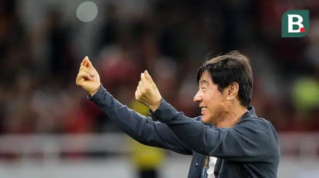 Pelatih Timnas Indonesia, Shin Tae-yong memberikan gestur 'finger hearth' ke arah para penonton setelah laga Grup F Kualifikasi Piala Dunia 2026 antara Timnas Indonesia Vs Vietnam di Stadion Utama Gelora Bung Karno (SUGBK), Senayan, Jakarta, Kamis (21/03/2024). (Bola.com/Bagaskara Lazuardi)