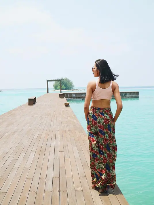 Perempuan yang telah menikah dengan Nicky selama enam tahun ini memiliki tubuh seksi yang luar biasa. Seperti di foto satu ini, di mana ia tampak seksi dengan celana kulot dan crop top baby pinknya ini. (Instagram/lizaellyp)
