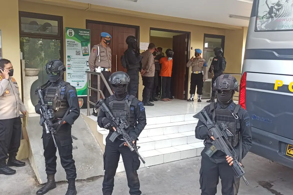 Polda Jatim menerbangkan 22 terduga teroris ke Jakarta. (Dian Kurniawan/Liputan6.com)