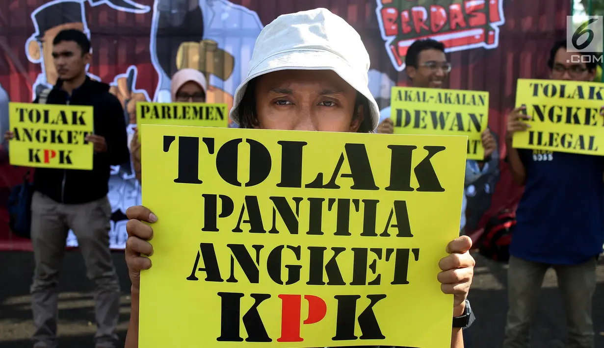 Mahasiswa membawa membawa poster saat melakukan Aksi di depan Gedung MPR/DPR Jakarta, Jumat (16/6). Dalam aksinya mereka menuntut Tolak Angket KPK. (Liputan6.com/Johan Tallo)