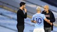 Pemain Manchester City Sergio Aguero (tengah) berbicara dengan pelatih Manchester City Pep Guardiola usai diganti saat menghadapi Arsenal pada pertandingan Liga Premier Inggris di Etihad Stadium, Manchester, Inggris, Sabtu (17/10/2020). Manchester City menang 1-0. (Michael Regan/Pool via AP)