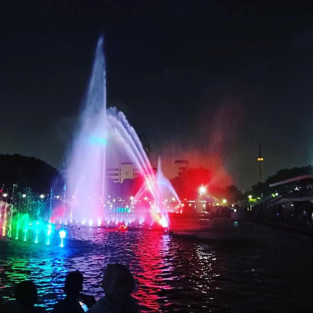 Menikmati keindahan air mancur menari Lapangan Banteng