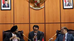 Wakil Ketua DPD Nono Sampono (kanan) berbincang dengan anggota Parlemen Manukau Timur, Selandia Baru, Kanwaljit Singh Bakshi (kiri) saat menggelar pertemuan di Kompleks Parlemen, Jakarta, Selasa (19/11/2019). Pertemuan itu untuk meningkatkan hubungan antara DPD dua negara. (Liputan6.com/JohanTallo)