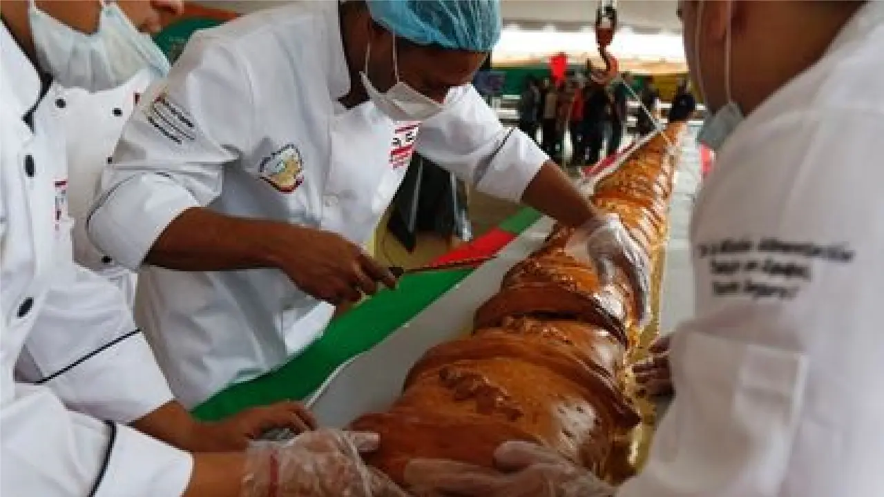 Roti Isi Daging Terpanjang di Dunia