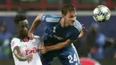 Bek Juventus, Daniele Rugani, duel udara dengan pemain Lokomotiv Moscow, Eder, pada laga Liga Champions di RZD Arena, Rabu (6/11). Lokomotiv Moscow takluk 1-2 dari Juventus. (AP/Pavel Golovkin)