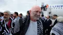 Para aktivis kemanusiaan Global Sumud Flotilla (GSF) turun dari pesawat setibanya di Bandara Istanbul, Turki, Kamis 21 Mei 2026. (AP Photo/Emrah Gurel)
