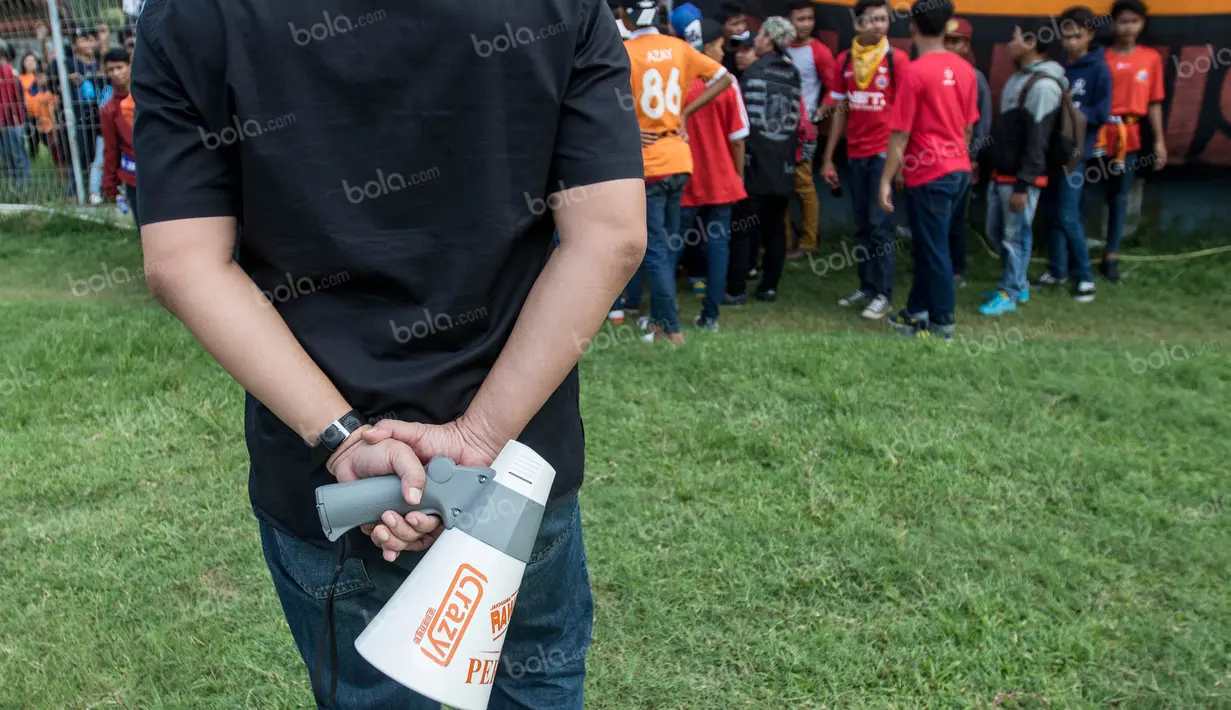 Petugas keamanan yang jumlahnya terbatas membuat Bung Ferry dan para korlap The Jakmania harus sigap mengatasi kondisi agar stadion tetap bisa digunakan untuk pertandingan. (Bola.com/Vitalis Yogi Trisna)