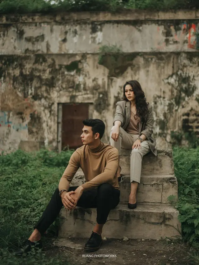 Jarang Tersorot, Ini 6 Potret Kebersamaan Kiper Nadeo Argawinata dan Istri