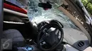 Kondisi bagian dalam mobil yang menabrak pejalan kaki di Jalan Boulevard Artha Gading, Jakarta, Sabtu (9/1/2016). Akibat kejadian tersebut, satu pengendara sepeda dan satu pejalan kaki meninggal di lokasi. (Liputan6.com/Helmi Afandi)