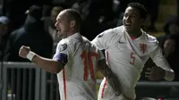 Wesley Sneijder (kiri) rayakan gol bersama Jairo Reidewald (REUTERS/Shamil Zhumatov)