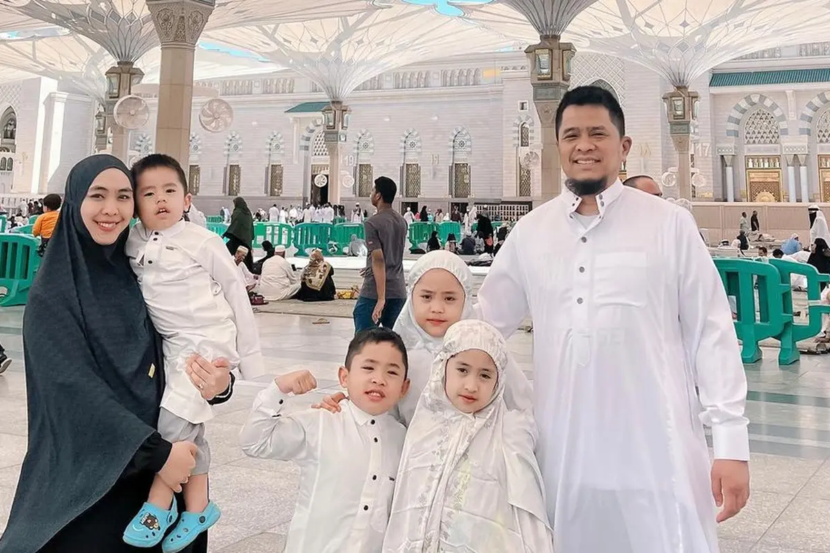 Oki Setiana Dewi umrah bareng keluarga