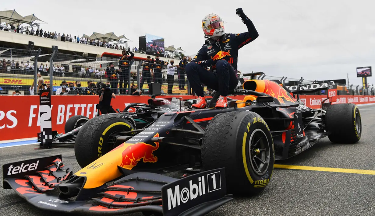 Pembalap Max Verstappen duduk di atas mobilnya usai memenangkan F1 GP Prancis di Sirkuit Paul Ricard, Le Castellet, Prancis, Minggu (20/6/2021). Max Verstappen tercepat di F1 GP Prancis. (Nicolas Tucat/Pool via AP)