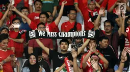 Suporter tim Garuda membentangkan syal saat menyaksikan laga Timnas Indonesia melawan Timor Leste pada penyisihan grup B Piala AFF 2018 di Stadion GBK, Jakarta, Selasa (13/11). Indonesia unggul 3-1. (Liputan6.com/Helmi Fithriansyah)