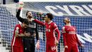 Kiper Liverpool, Alisson Becker, melakukan selebrasi usai mencetak gol ke gawang West Bromwich Albion pada laga Liga Inggris di Stadion the Hawthorns, Minggu (16/5/2021). Liverpool menang dengan skor 2-1. (AP Photo/Rui Vieira, Pool)