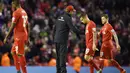 Pelatih Liverpool Jurgen Klopp memberi semangat kepada pemainnya usai kalah dari Crystal Palace pada lanjutan Liga Premier Inggris di Stadion Anfield, Liverpool, Inggris, Minggu(8/11/2015) WIB.  (AFP Photo/Paul Ellis)