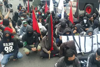 Gerakan Anarko Sindikalis saat peringatan May Day di Surabaya. (Liputan6.com/Dian Kurniawan)