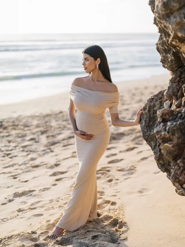 7 Potret Maternity Shoot Jharna Bhagwani di Kehamilan Pertama, Tampil Romantis di Pantai