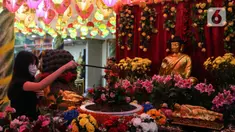 Umat Buddha melakukan sembahyang Puja Bakti Waisak di Vihara Avalokitesvara Pondok Cabe, Tangerang Selatan, Banten, Senin (16/5/2022). Ibadah perayaan Hari Raya Waisak 2566 BE berlangsung khidmat dengan mengusung tema "Dalam Cinta Kasih, Semua Bersaudara". (Liputan6.com/Johan Tallo)