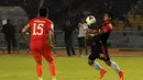 Kapten tim Pelita Bandung Raya, Bambang Pamungkas (kanan), mencoba mengontrol bola saat berlaga kontra Persija Jakarta di Stadion GBK, (14/8/2014). (Liputan6.com/Helmi Fithriansyah) 