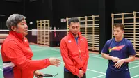 Pelatih ganda putra, Herry Iman Pierngadi, memberi pengarahan kepada Mohammad Ahsan dan Marcus Fernaldi Gideon, di Finlandia, Jumat (24/9/2021), jelang Piala Sudirman 2021. (PBSI)