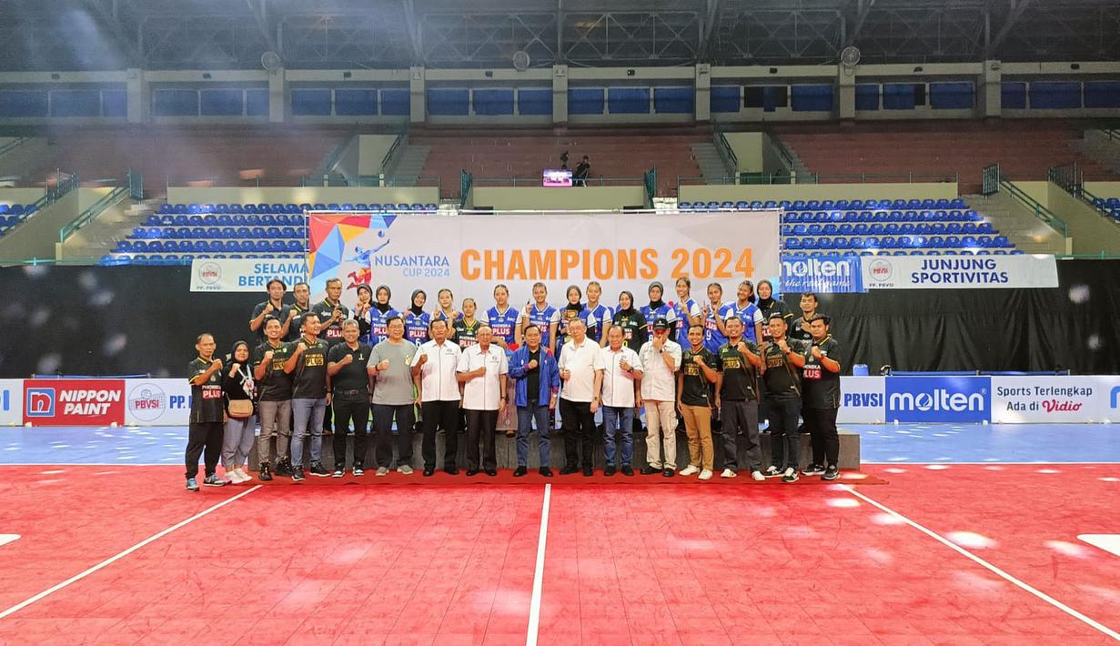 Skuad Petrokimia Gresik berfoto bersama Ketua Umum PP PBVSI, Imam Sudjarwo setelah menjuarai kategori putri Kejuaraan Bolavoli Nusantara Cup 2024 di GOR UNY Yogyakarta, Sabtu (23/3/2024) usai mengalahkan Kharisma Premium Bandung di partai final dengan skor 3-1 (17-25, 25-18, 25-15 dan 26-24). (Dok. PBVSI)