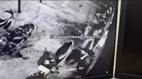 Aksi Brutal Dua Preman Keroyok Pedagang Sate di Cempaka Putih