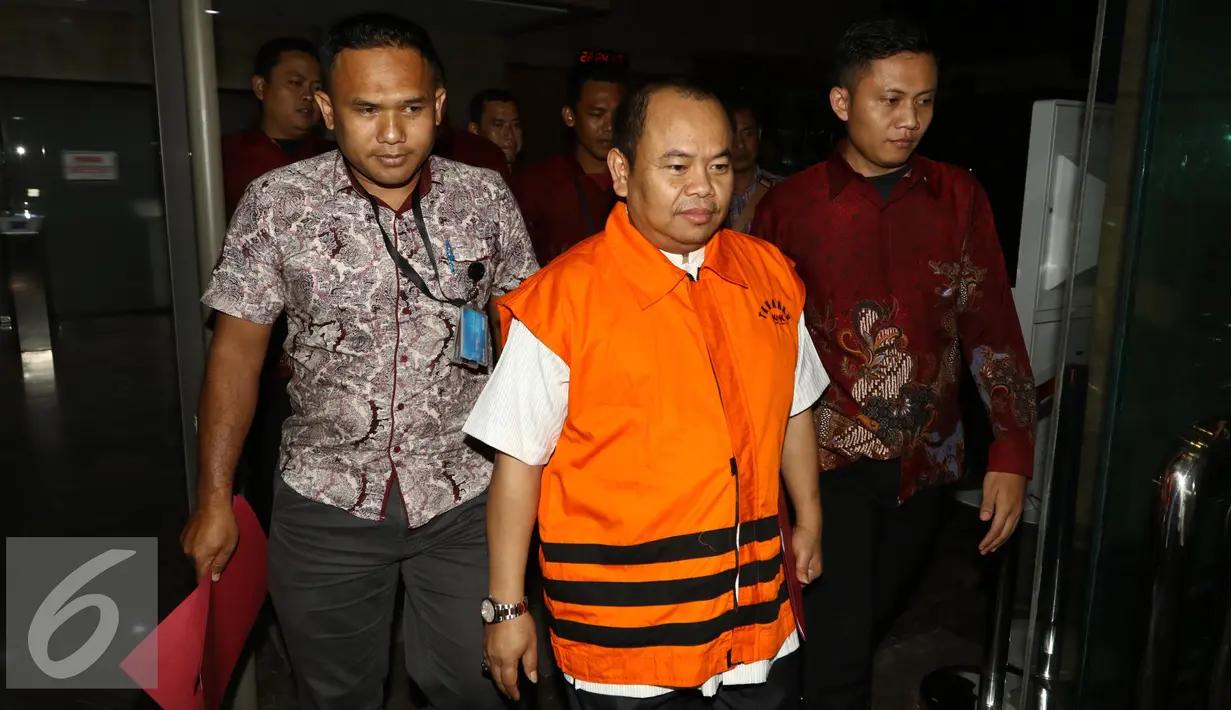Hartoyo diperiksa sebagai saksi dan ditetapkan sebagai tersangka penyuap dalam kasus tindak pidana korupsi terkait proyek di Dinas Pendidikan dan Kebudayaan Kebumen dalam APBD-P Tahun 2016, Jakarta, Jumat (21/10). (Liputan6.com/Helmi Afandi)