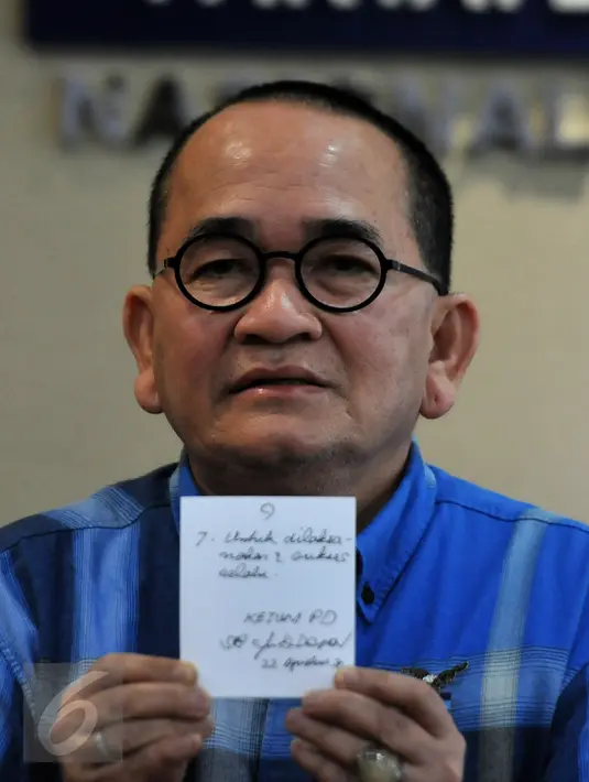 Kertas catatan dari Ketum Partai Demokrat Susilo Bambang Yudhoyono diperlihatkan saat konferensi pers Ruhut Sitompul seputar pemberhentian jabatannya sebagai  juru bicara, di Kompleks Parlemen, Senayan, Jakarta, Senin (22/8). (Liputan6.com/Johan Tallo)