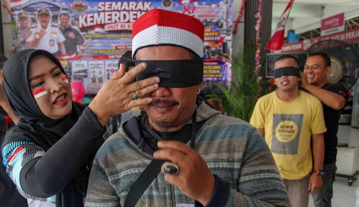 Warga nan tergabung dalam Paguyuban Terminal Bus Kampung Rambutan mengikuti lomba baris berbanjar mata tertutup  jelang  peringatan HUT ke-81 Kemerdekaan Republik Indonesia di Terminal Kampung Rambutan, Jakarta, Rabu, 12 Agustus 2026. (KLY/Arie Basuki)