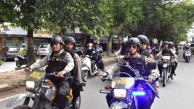 Sejumlah personil Polri berpatroli jelang pencoblosan (Liputan6.com/ Eka Hakim)