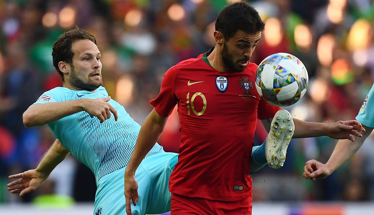 Gelandang Portugal, Bernardo Silva, berusaha melewati bek Belanda, Daley Blind, pada laga final UEFA Nations League di Stadion Dragao, Porto, Minggu (9/6). Portugal menang 1-0 atas Belanda. (AFP/Gabriel Bouys)