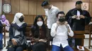 Terdakwa kasus pelanggaran UU ITE Adam Deni (depan kanan) menjalani sidang di Pengadilan Negeri Jakarta Utara, Selasa (7/6/2022). Adam Deni menjalani sidang lanjutan atas dugaan pelanggaran UU ITE yang beragendakan pembacaan nota pembelaan atau pledoi atas tuntutan 8 tahun penjara dari Jaksa Penuntut Umum (JPU). (Liputan6.com/Herman Zakharia)