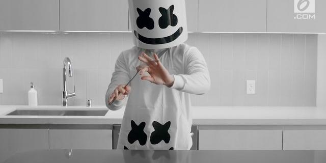 VIDEO: Aksi Marshmello Buat Nasi Goreng Diiringi Lagu 'Eta Terangkanlah'