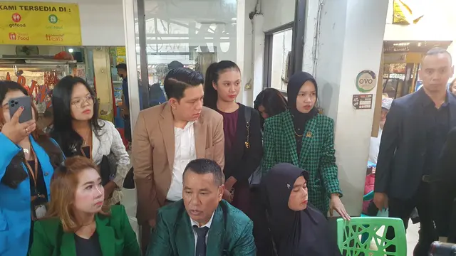 Keluarga Umam Masykur, pemuda Aceh yang diculik dan dibunuh anggota TNI dan Paspampres mengadu ke Hotman Paris.